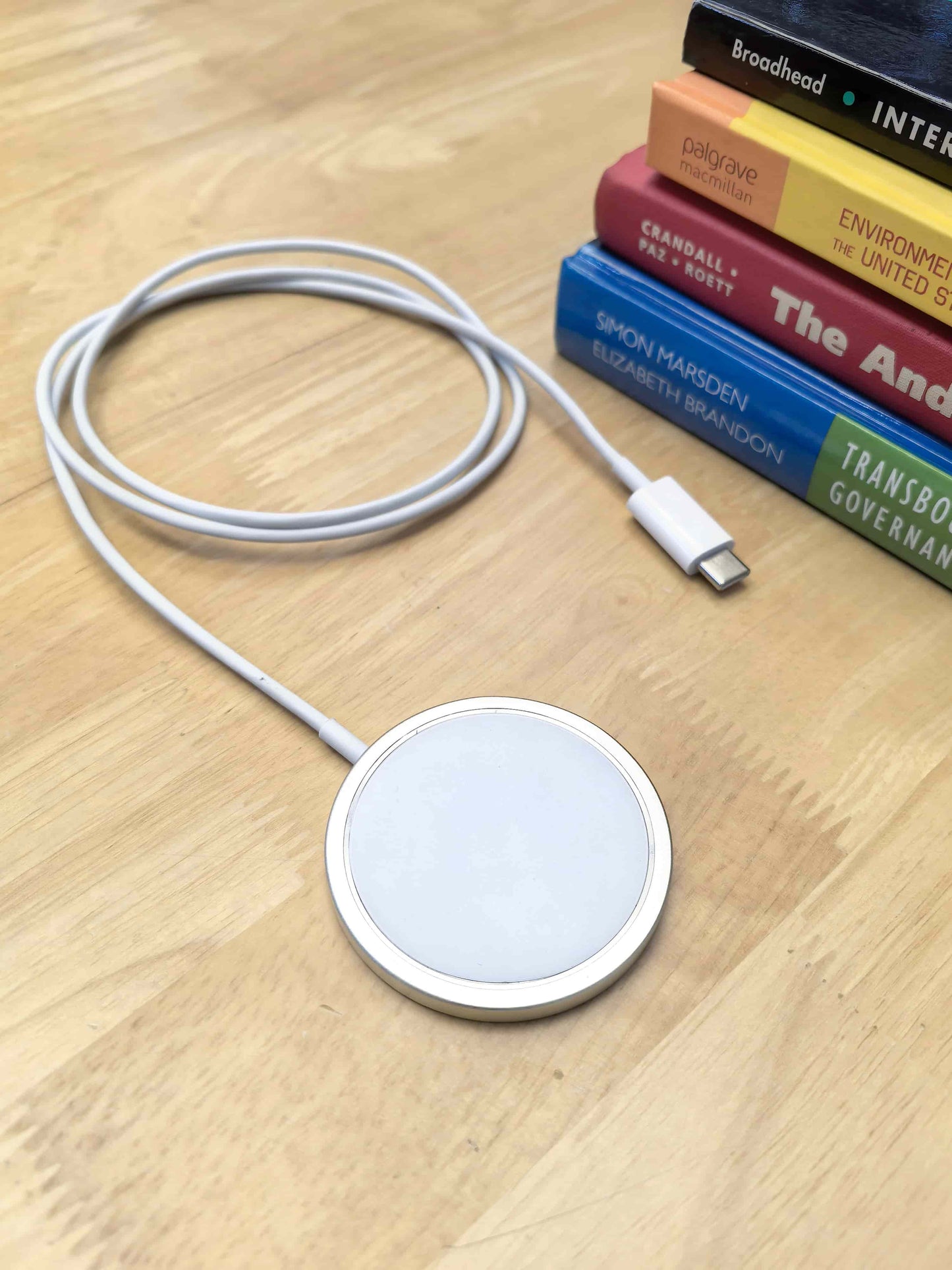 Magnetic Wireless Charger – Fast Charging for Card Tracker & iPhone